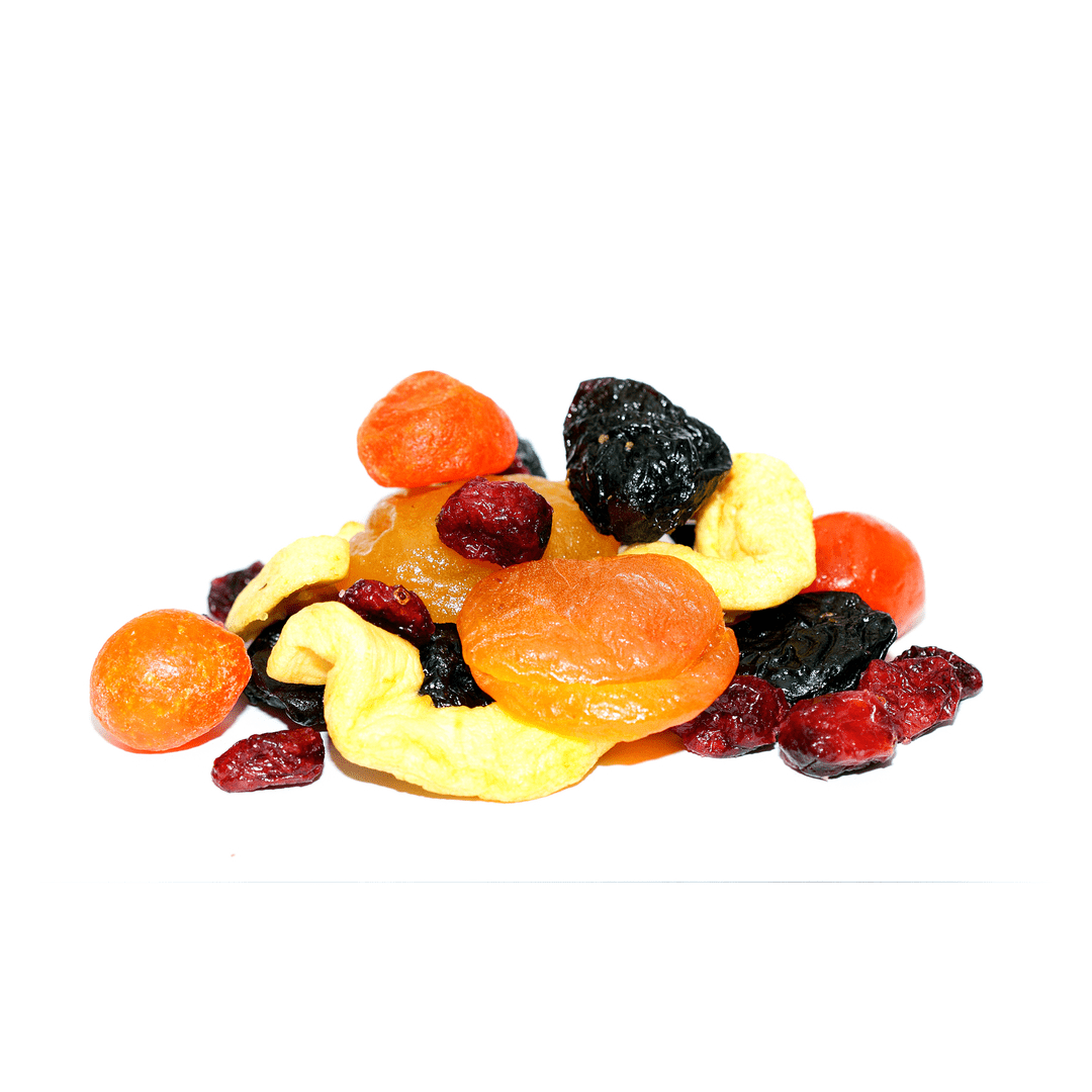 Белые сухофрукты. Изюм, Урюк, чернослив. Сухофрукты на белом фоне. Сушеные фрукты и ягоды. Орехи и сухофрукты.